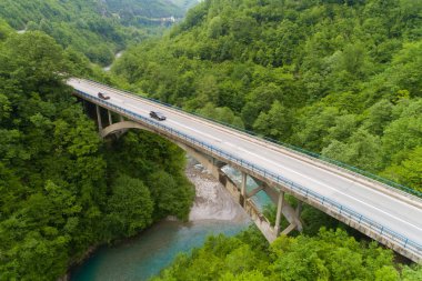 Moraca Nehri boyunca yol köprüsünün havadan görünümü