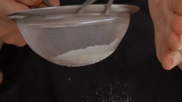 Chef espolvoreado con azúcar en polvo — Vídeo de stock