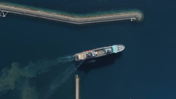 Vista aérea do navio de cruzeiro médio de luxo que navega a partir do porto — Vídeo de Stock