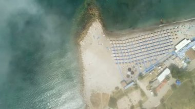 Alçak bulutlar altında Bar şehrinin hava manzarası