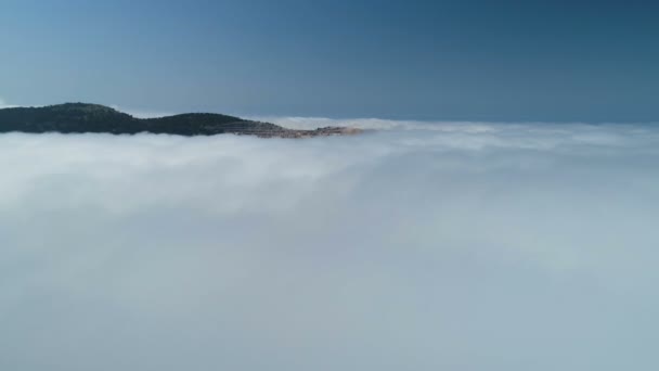 Volant au-dessus des nuages, aérien — Video