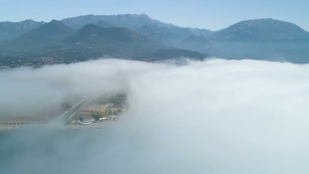 Luftaufnahme der Stadt Bar unter einer niedrigen Wolke — Stockvideo