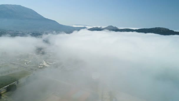 Vanuit de lucht uitzicht op de stad Bar onder een lage wolk — Stockvideo