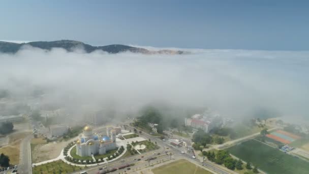 低い雲の下のバーの街の空中風景 — ストック動画