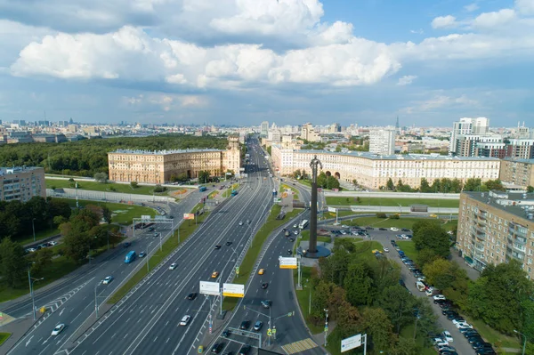 Vue aérienne de la place Gagarine par une belle journée d'été à Moscou — Photo