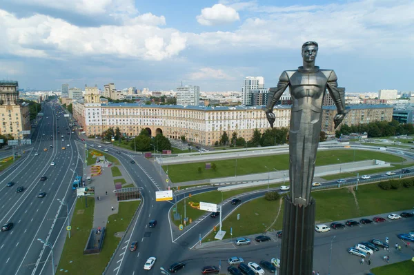 Moscou, Russie - 22 juillet 2019 : Vue aérienne du monument Youri Gagarine sur la place Gagarine par une belle journée d "été — Photo
