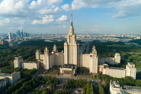 Vue aérienne de l'université d'État moscou et du parc de Moscou — Photo