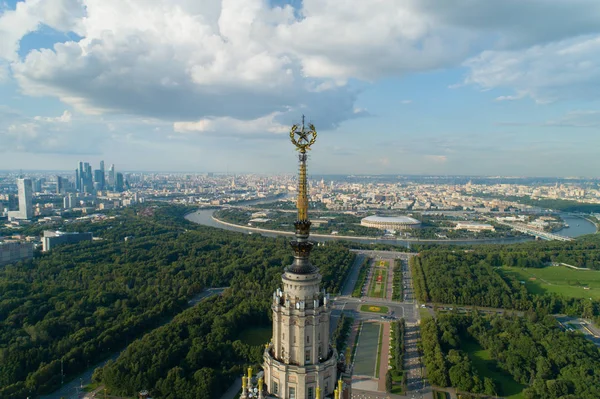 Vue aérienne de l'université d'État moscou et du parc de Moscou — Photo