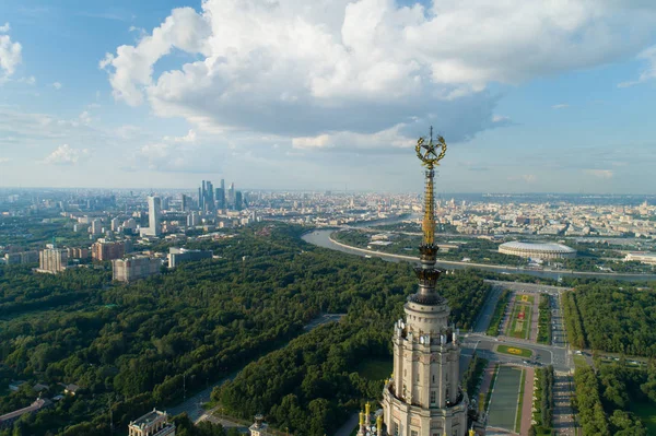 Vue aérienne de l'université d'État moscou et du parc de Moscou — Photo