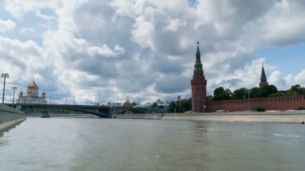 Kremlin Moskow dari tanggul Sofia dengan Sungai Moskwa di bagian depan, Rusia . — Stok Video