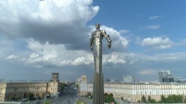 Moskova'da Gagarin Meydanı'nda Yuri Gagarin anıtının havadan görünümü