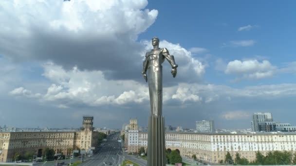 Εναέρια θέα του μνημείου του Γιούρι Γκαγκάριν στην πλατεία Γκαγκάριν στη Μόσχα — Αρχείο Βίντεο