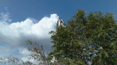 Moskova'da Gagarin Meydanı'nda Yuri Gagarin anıtının havadan görünümü