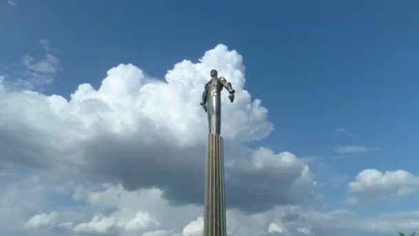 Вид с воздуха на памятник Юрию Гагарину на площади Гагарина в Москве — стоковое видео