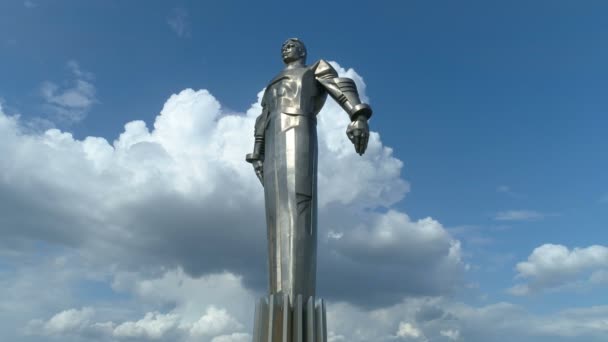 Вид с воздуха на памятник Юрию Гагарину на площади Гагарина в Москве — стоковое видео