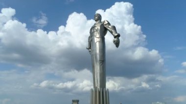 Moskova'da Gagarin Meydanı'nda Yuri Gagarin anıtının havadan görünümü