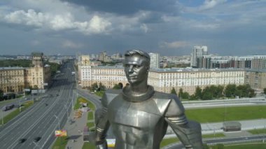Moskova'da Gagarin Meydanı'nda Yuri Gagarin anıtının havadan görünümü