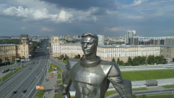 Aerial view of Yuri Gagarin monument on Gagarin Square in Moscow — Stock Video