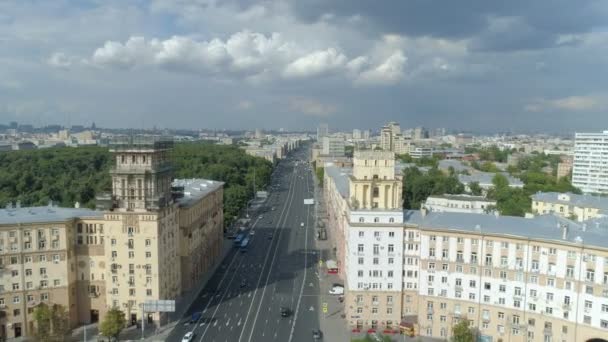 Vista aérea de la Plaza Gagarin en un soleado día de verano en Moscú — Vídeos de Stock