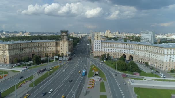 Vista aérea da Praça Gagarin em um dia ensolarado de verão em Moscou — Vídeo de Stock