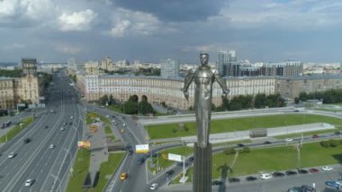 Moskova'da Gagarin Meydanı'nda Yuri Gagarin anıtının havadan görünümü