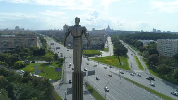 Letecký pohled na památník Jurije Gagarina na náměstí Gagarin v Moskvě — Stock video