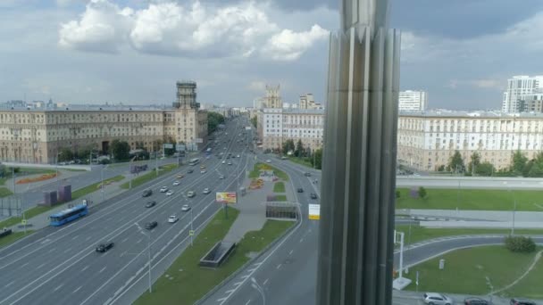 Vista aérea del monumento de Yuri Gagarin en la plaza de Gagarin en Moscú — Vídeos de Stock