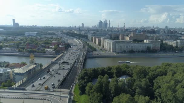 Luchtfoto van de Moskva-rivier en de derde transport ringweg in Moskou — Stockvideo