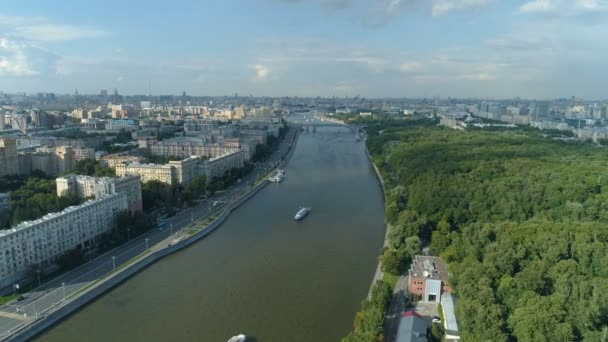 Vista aérea del río Moskva, el parque Gorky y el paisaje urbano de Moscú — Vídeos de Stock