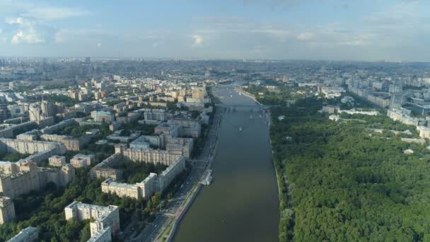 Vista aérea do rio Moskva, parque Gorky e paisagem urbana de Moscou — Vídeo de Stock