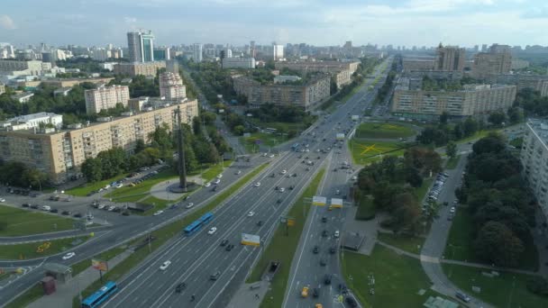 Moskova'da güneşli bir yaz gününde Gagarin Meydanı havadan görünümü — Stok video