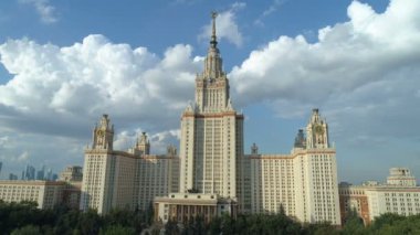 Moskova Devlet Üniversitesi ve Moskova'da park havadan görünümü
