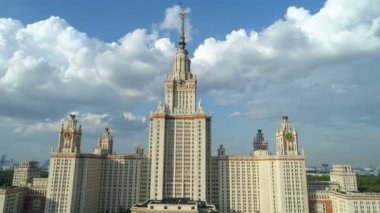 Moskova Devlet Üniversitesi ve Moskova'da park havadan görünümü