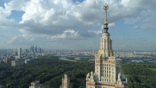 Letecký pohled na Moskvou státní univerzitu a park v Moskvě — Stock video