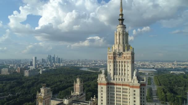Pandangan udara dari universitas negara moscow dan taman di Moskow — Stok Video