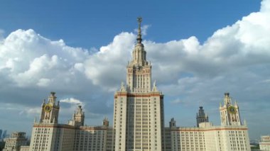 Moskova Devlet Üniversitesi ve Moskova'da park havadan görünümü