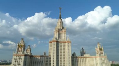 Moskova Devlet Üniversitesi ve Moskova'da park havadan görünümü