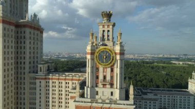 Moskova Devlet Üniversitesi ve Moskova'da park havadan görünümü