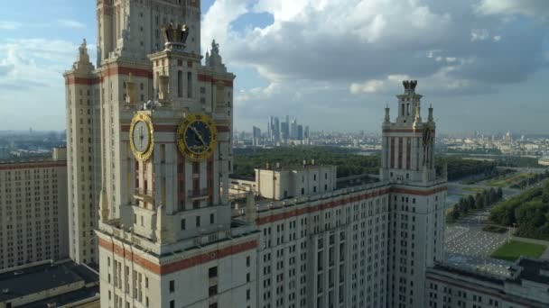 Воздушный вид на Московский государственный университет и парк в Москве — стоковое видео