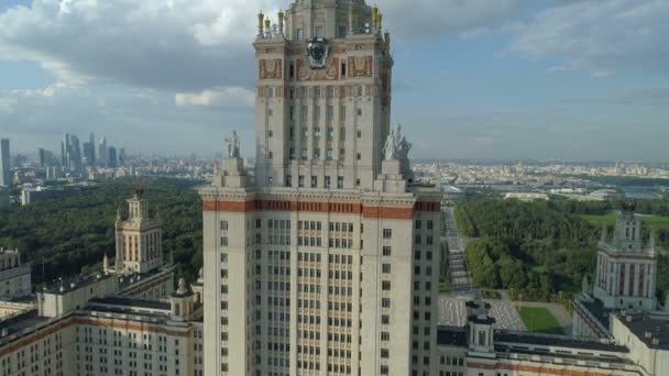Luftaufnahme der staatlichen Universität von Moskau und des Parks in Moskau — Stockvideo