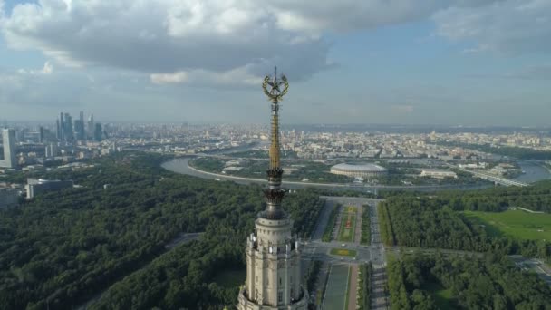 Vista aérea de la universidad estatal de Moscú y el parque en Moscú — Vídeos de Stock