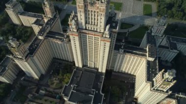Moskova Devlet Üniversitesi ve Moskova'da park havadan görünümü