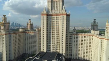 Moskova Devlet Üniversitesi ve Moskova'da park havadan görünümü