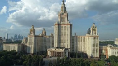 Moskova Devlet Üniversitesi ve Moskova'da park havadan görünümü