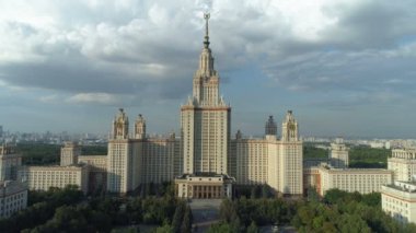 Moskova Devlet Üniversitesi ve Moskova'da park havadan görünümü