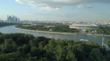 Moskova Nehri cityscape ve stadyum havadan görünümü