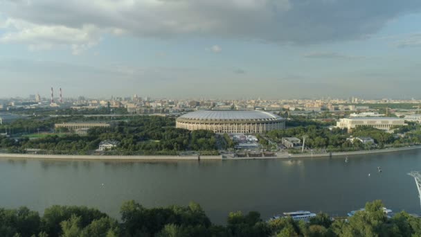 Воздушный вид на городской пейзаж и стадион реки Москвы — стоковое видео