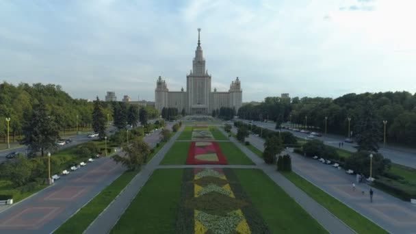 Widok z lotu ptaka Moskiewskiego Uniwersytetu Państwowego i parku w Moskwie — Wideo stockowe