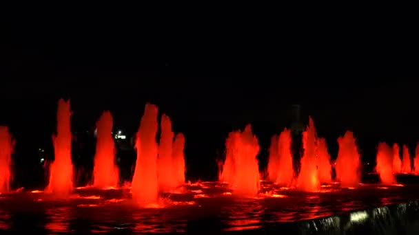 Fonteinen achtergrondverlichting door rood in Moskou, Rusland — Stockvideo