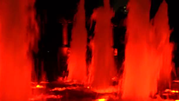 Fuentes iluminadas por el rojo en Moscú, Rusia — Vídeos de Stock